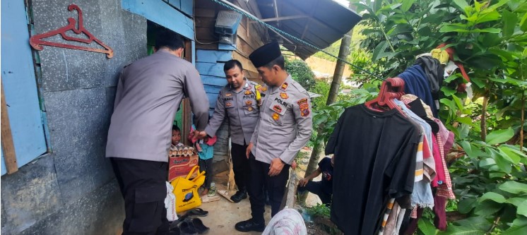  Polsek Sibolga Sambas Laksanakan Bakti Religi, Berikan Bantuan Sembako Kepada Anak Yatim