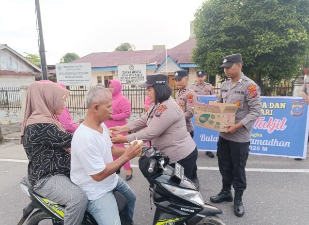  Polres Sibolga dan Bhayangkari Bagikan Takjil Kepada Warga Yang Melintas di Jalan