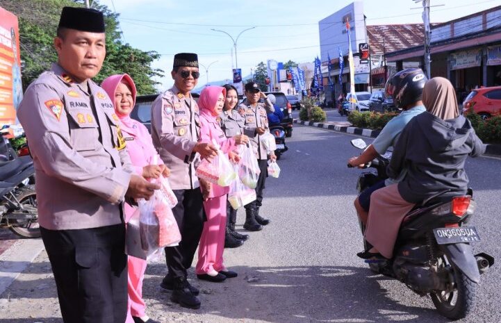  Polres Morowali Berbagi Takjil Untuk Warga Jelang Buka Puasa