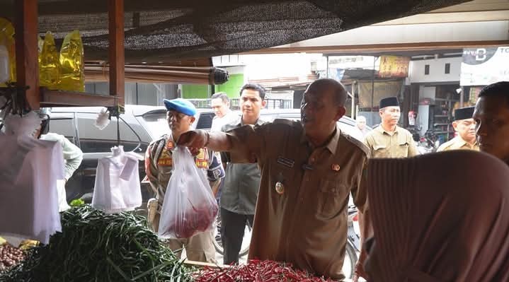  Bupati Langkat Syah Afandin Sidak Pasar Tanjung Pura, Pastikan Harga Stabil di Bulan Ramadhan