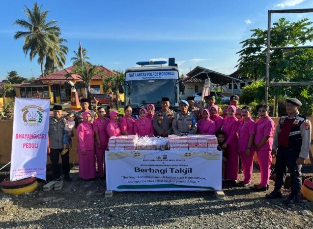  Polsek Wita Ponda Bagikan Takjil Wujud Kepedulian Kepada Masyarakat