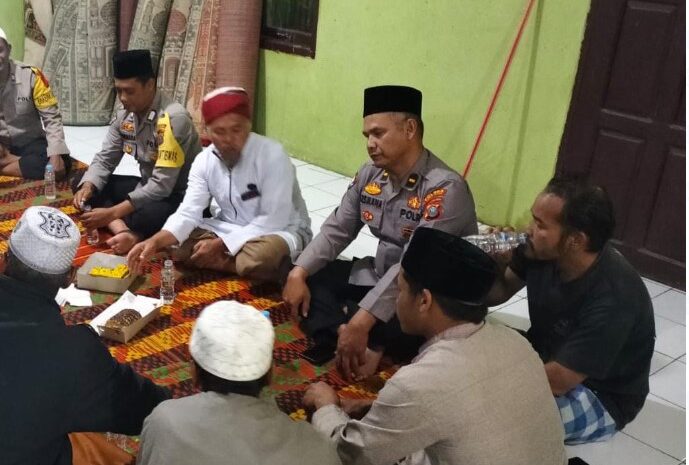  Dekat Dengan Masyarakat, Polsek Sukaramai Sholat Tarawih di Mesjid Al Mubarokah Kecamatan Kerajaan
