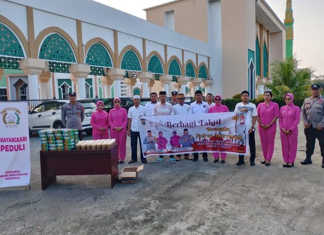  Personel Polres Morowali dan Bhayangkari Bagikan Takjil Untuk Masyarakat di Bulan Suci Ramadhan