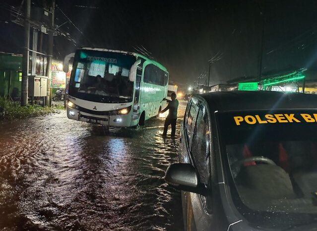  Banjir Desa Lalampu, Personel Polsek Bahodopi Sigap Turun ke Lokasi