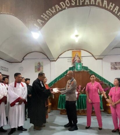  Kapolres Pakpak Bharat Bersama Ketua Cabang Bhayangkari Laksanakan Minggu Kasih di Gereja HKBP Parjaratan