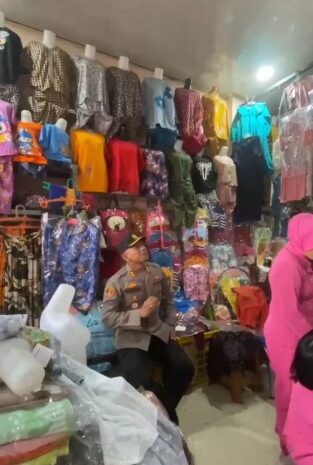  Kapolres Pakpak Bharat dan Bhayangkari Ajak Anak Panti Asuhan Yayasan Pelita Pancasila Belanja Baju Lebaran