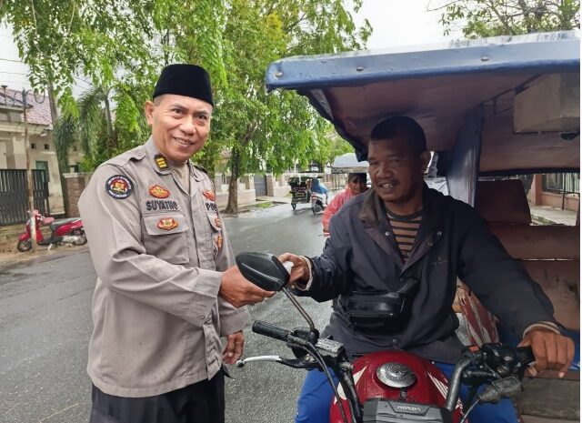  Polres Sibolga dan Bhayangkari Bagikan Takjil Kepada Warga di Jalan