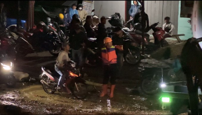  Petugas Brimob Buka Akses Jalinsum Siantar Medan