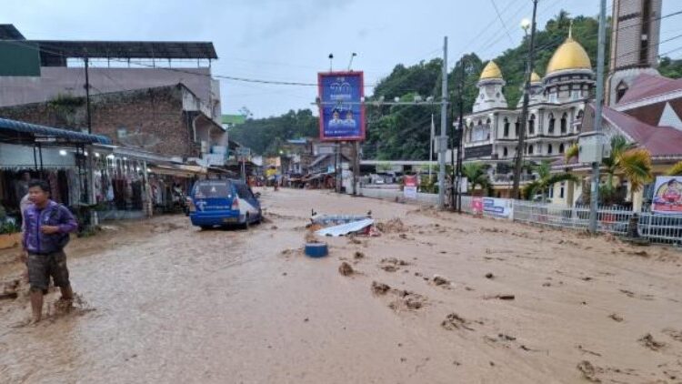  Parapat Diterjang Banjir Bandang, Kota Wisata Lumpuh Digenangi Lumpur