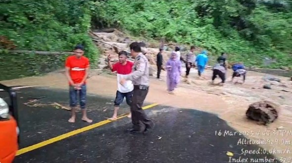  Banjir Bandang Terjang Kota Wisata Parapat, Polisi Bergerak Cepat Amankan Arus Lalu Lintas
