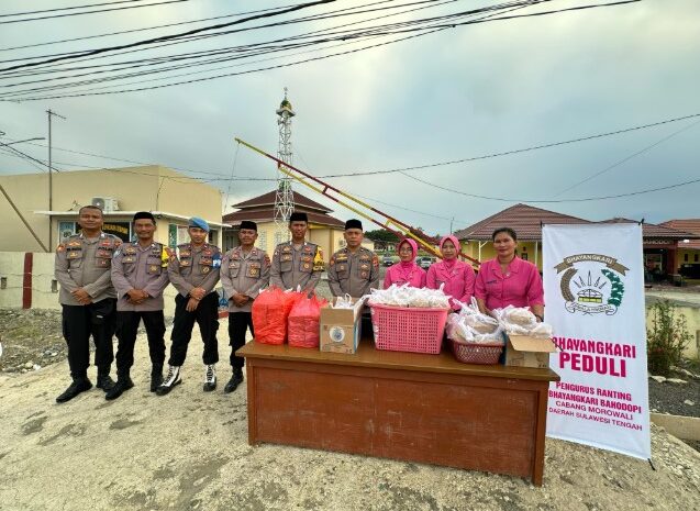  Pererat Silahturahmi di Bulan Ramadhan, Polsek Bahodopi Bagi-Bagi Takjil ke Masyarakat