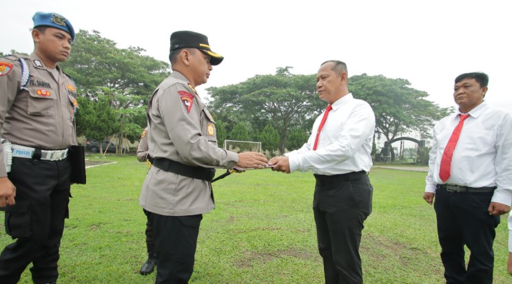  Kapolres Sergai Pimpin Upacara Pemberian Piagam Penghargaan Kepada Personel Berprestasi