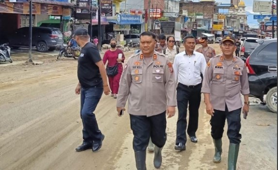  Kapolres Simalungun Pimpin Penanganan Bencana Banjir Bandang dan Longsor di Kota Wisata Parapat