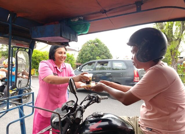  Personil Polres Sibolga Bersama Bhayangkari Turun ke Jalan Bagikan Takjil Jelang Berbuka Puasa