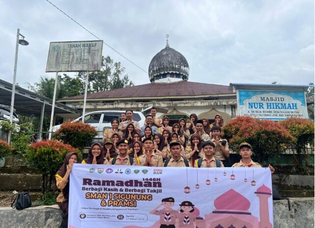  Bulan Ramadhan 1446 H, Bhabinkamtibmas Polsek Sukaramai Dampingi Pelajar SMA N 1 Sigunung dan Pramsi Berbagi Takjil dan Bansos