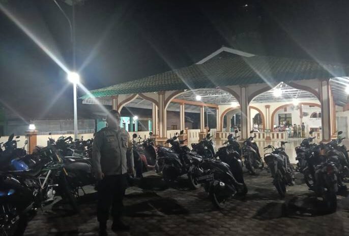  Polsek Lima Puluh Beri Pengamanan Sholat Tarawih di Mesjid AL Ikhlas