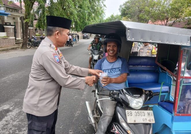  Ramadhan Penuh Berkah, Polres Sibolga dan Bhayangkari Berbagi Takjil di Jalan