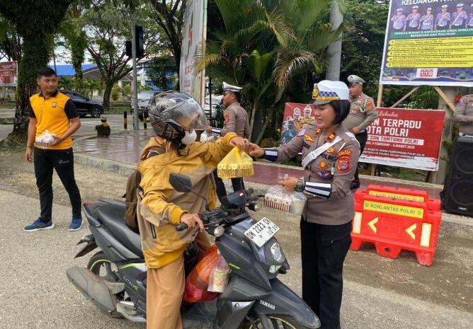  Satlantas Polres Morowali Bagikan Takjil dan Edukasi Tertib Berlalu Lintas di Bulan Ramadhan
