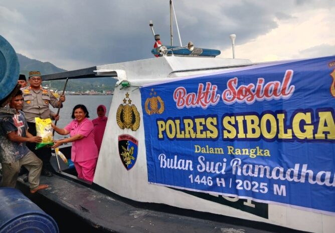  Sat Polairud Polres Sibolga dan Bhayangkari Laksanakan Bakti Religi Kepada Masyarakat Nelayan