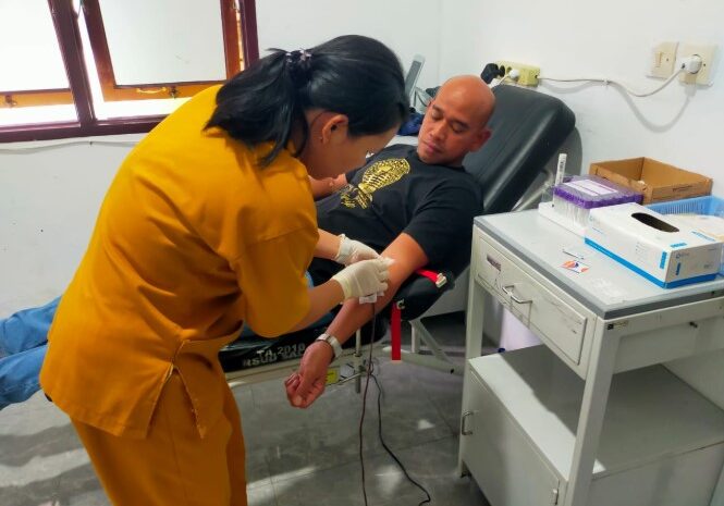  Di Akhir Masa Jabatannya, Kapolres Pakpak Bharat Bantu Masyakarat Dengan Donorkan Darahnya