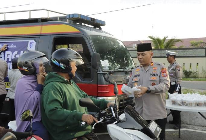  Polres Sergai Bagikan Takjil dan Berikan Imbauan Keselamatan Berkendara