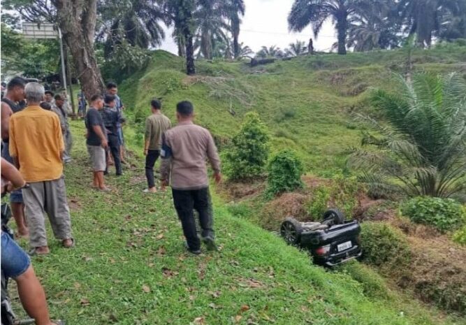  Mobil Sedan Terbalik di Jalan Medan-Kisaran, Pengemudi Selamat