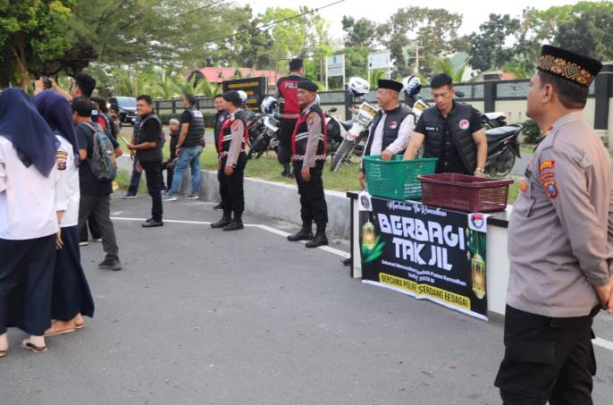  Perihal: Hari Ke 4 Ramadhan, Polres Sergai Bagikan 100 Bungkus Takjil Kepada Pengguna Jalan