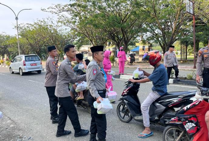  Wakapolres Morowali Pimpin Pembagian Takjil Kepada Pengendara di Hari Keempat Ramadhan