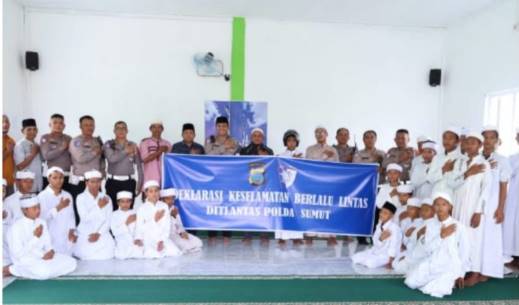 Polantas Polda Sumut Edukasi Santri tentang Keselamatan Berlalu Lintas di Ponpes Anwarul Mukhlasin