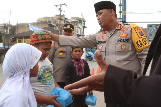  Kapolres Simalungun Berbagi Takjil Bagi Warga Muslim Yang Melintasi Pos Pengamanan 6 Saribudolok