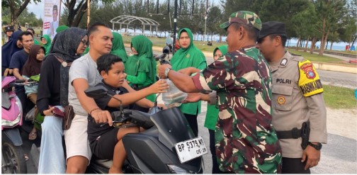  Sinergitas TNI-Polri dan Masyarakat Natuna Dalam Berbagi Takjil