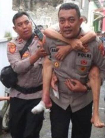  Polisi Gendong Lansia Terjebak Banjir di Cawang