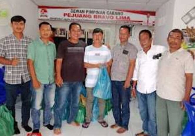  DPC Pejuang Bravo 5 Berbagi Ratusan Paket Lebaran Kepada Awak Media