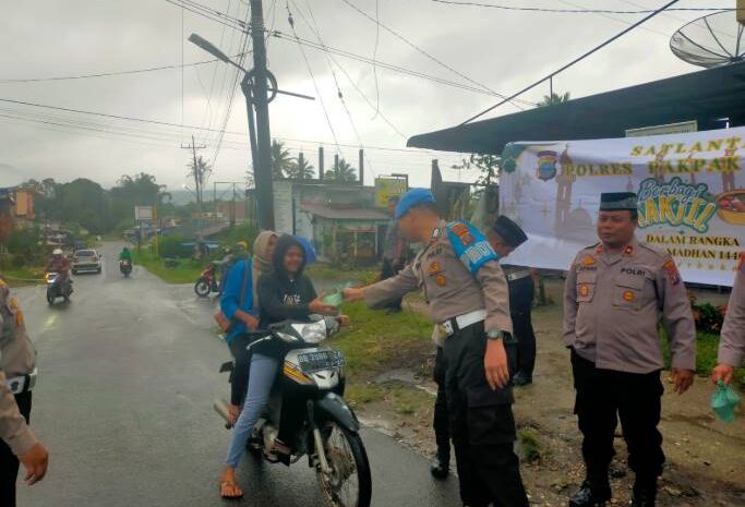  Satlantas Polres Pakpak Bharat Bagikan Takjil Berbuka Puasa dan Imbau Masyarakat Tertib Berlalulintas