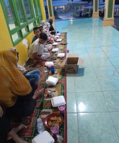  Dekat Dengan Masyarakat Di Desa Binaan, Bhabinkamtibmas Polsek Sukaramai Hadiri Buka Puasa Bersama