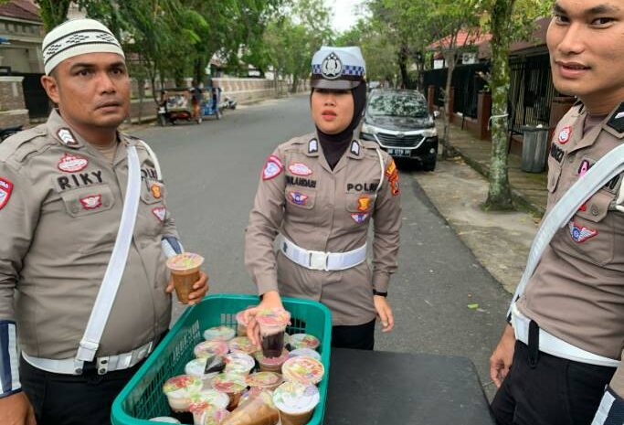  Satlantas Polres Sibolga Berbagi Takjil Kepada Pengendara Kenderaan 