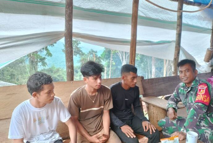  Babinsa Koramil 1311-02/BS Laksanakan Komsos Dengan Para Pemuda Desa Jawi-Jawi