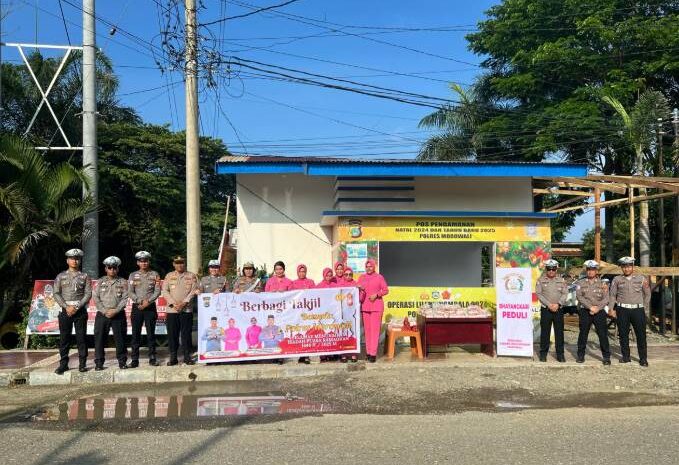  Polres Morowali Gelar Pembagian Takjil di Depan Pos Lalu Lintas Funuansingko