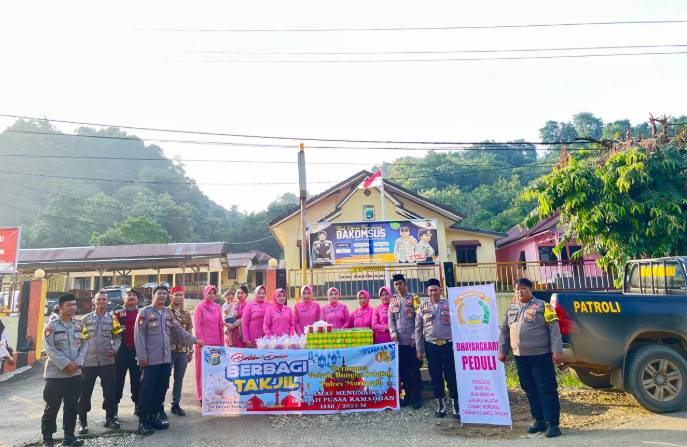  Polsek Bungku Selatan Polres Morowali Gelar Pembagian Takjil di Bulan Ramadan