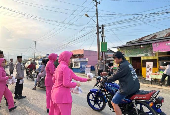  Polsek Bahodopi Polres Morowali Gelar Pembagian Takjil Untuk Warga