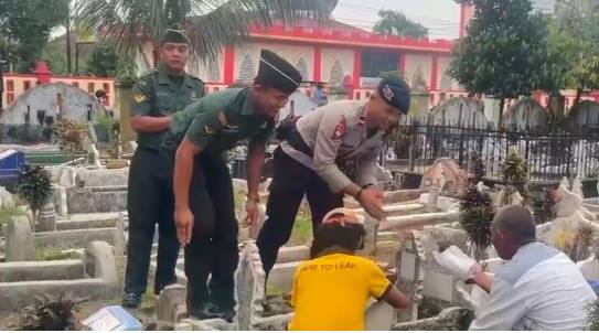  Brimob Polda Sumut Bersama Kodim 0204/DS Bagikan 200 Paket Takjil Untuk Warga Tebing Tinggi
