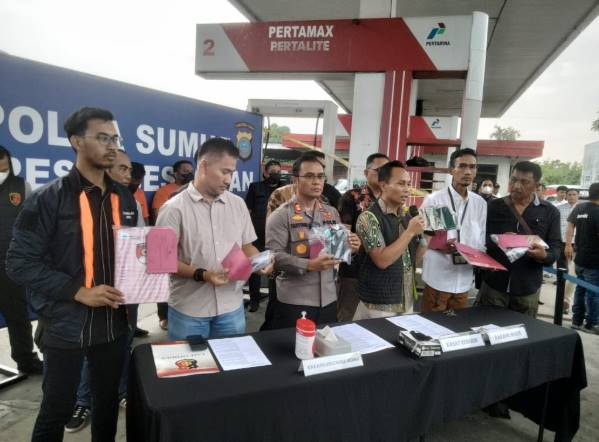  Polrestabes Medan Bongkar SPBU Nagalan Jalan Flamboyan Raya Jual Oplosan BBM Pertalite, Mobil Tangki Disita