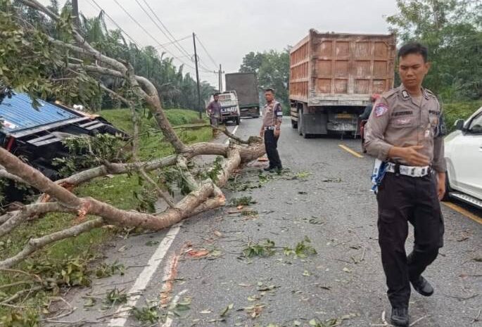  Truk Kontainer Terjun ke Parit Bekoan, Supir Alami Luka Ringan