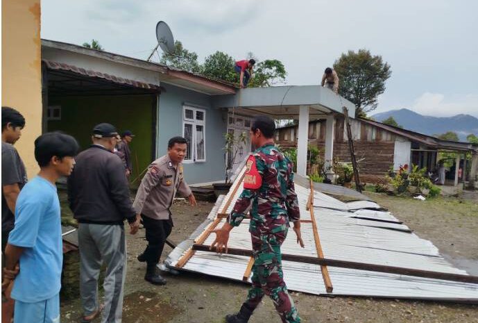  TNI-Polri dan Pemerintah Kabupaten Pakpak Bharat Sinergi Bantu Rumah Warga Yang Rusak Terkena Musibah