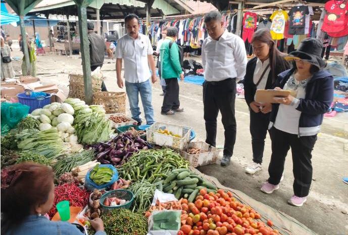  Polres Pakpak Bharat dan Instansi Intens Cek Harga Bahan Pokok Penting di Pasar Onan Desa Singgabur