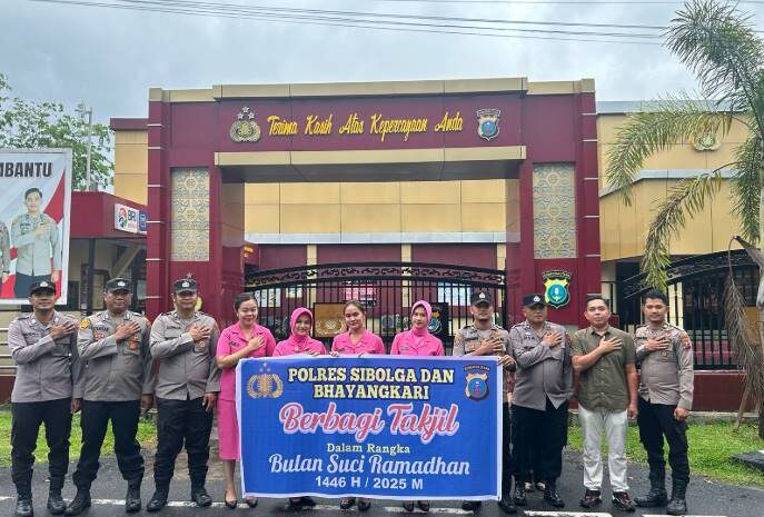  Di Bulan Penuh Berkah, Polres Sibolga Berbagi Takjil di Jalan