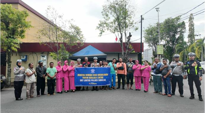 Ramadhan Penuh Berkah, Polres Sibolga dan Bhayangkari Rutin Berbagi Takjil di Jalan