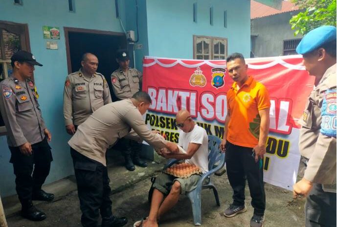  Polsek Teluk Mengkudu Gelar Bakti Sosial, Berikan Bantuan Sembako Kepada Warga Yang Sakit Menahun
