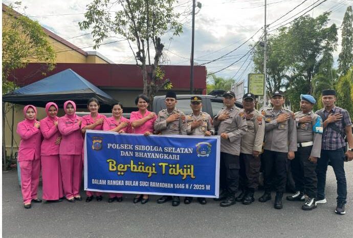  Polsek Sibolga Selatan dan Bhayangkari Bagikan Takjil Jelang Berbuka Puasa