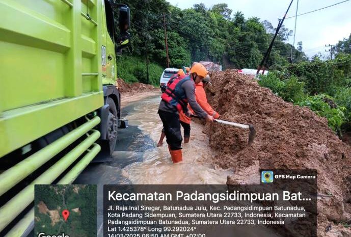  Tanggap Darurat Brimob Polda Sumut Bersihkan Longsor di Padang Sidempuan